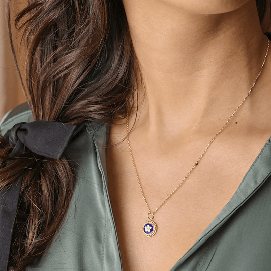 Fio Tradição em Prata dourada com Medalha Caramujos Redonda Azul - Loja do Ouro