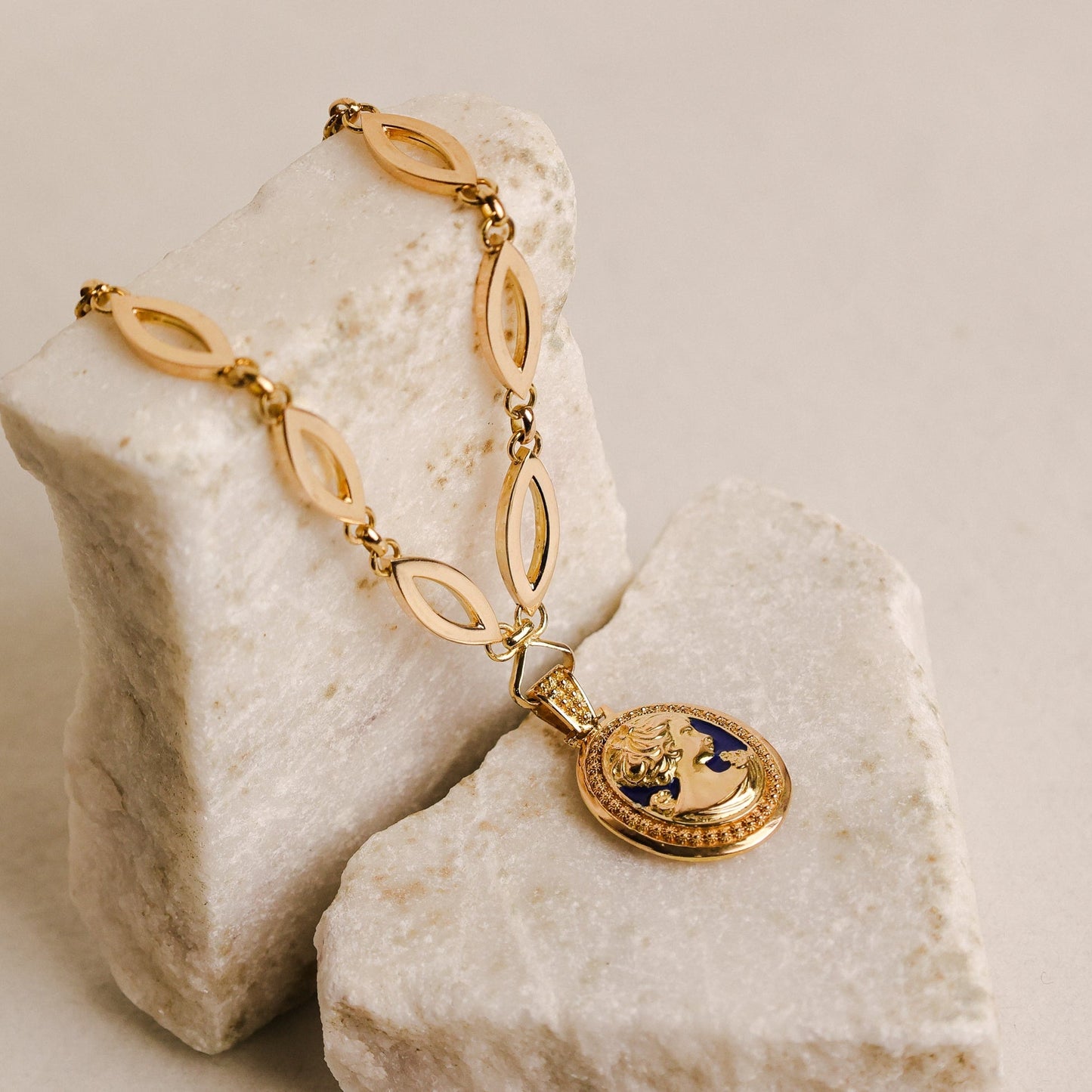 Gargantilha em Ouro 19kl com Camafeu e Esmalte Azul (45cm) - Loja do Ouro