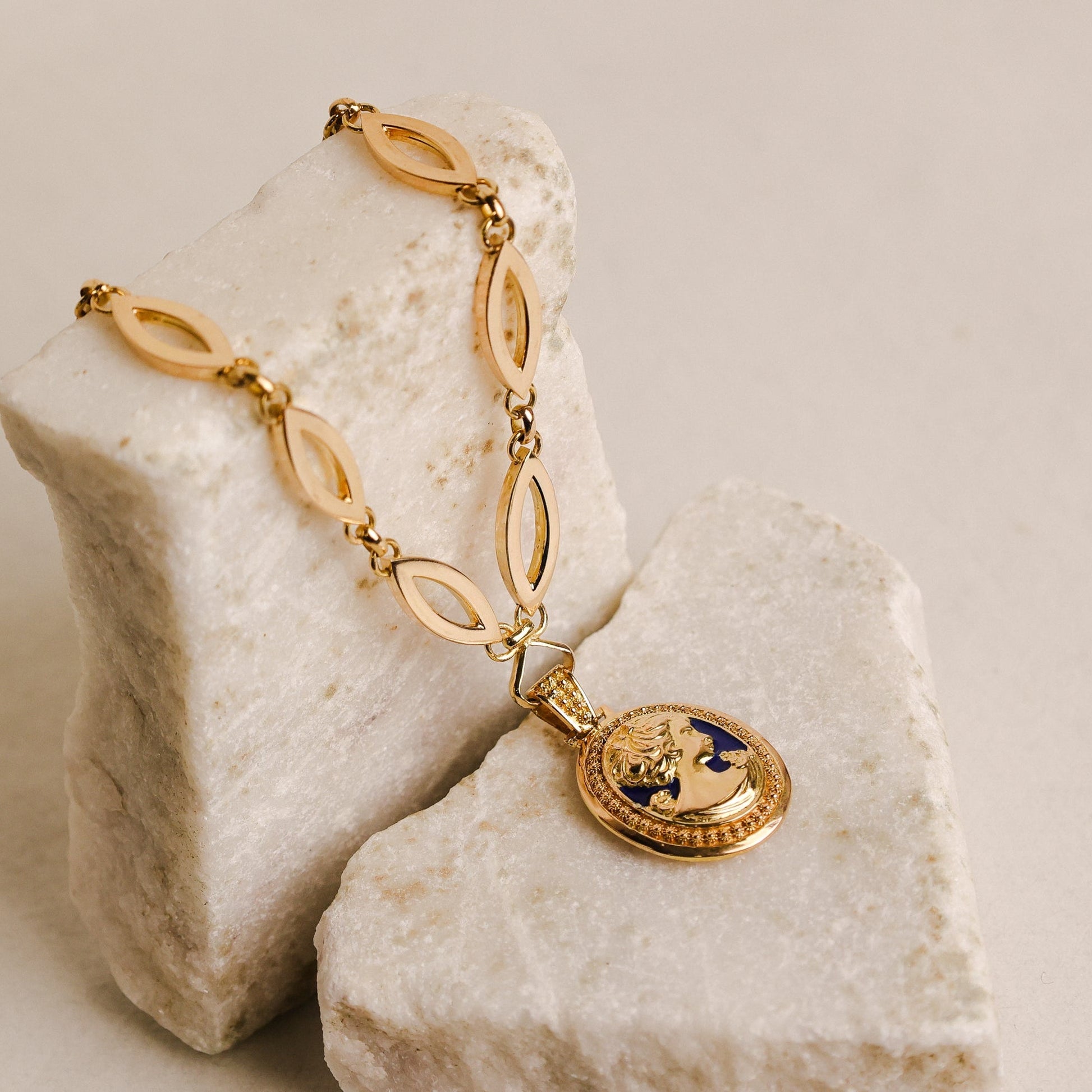 Gargantilha em Ouro 19kl com Camafeu e Esmalte Azul (45cm) - Loja do Ouro