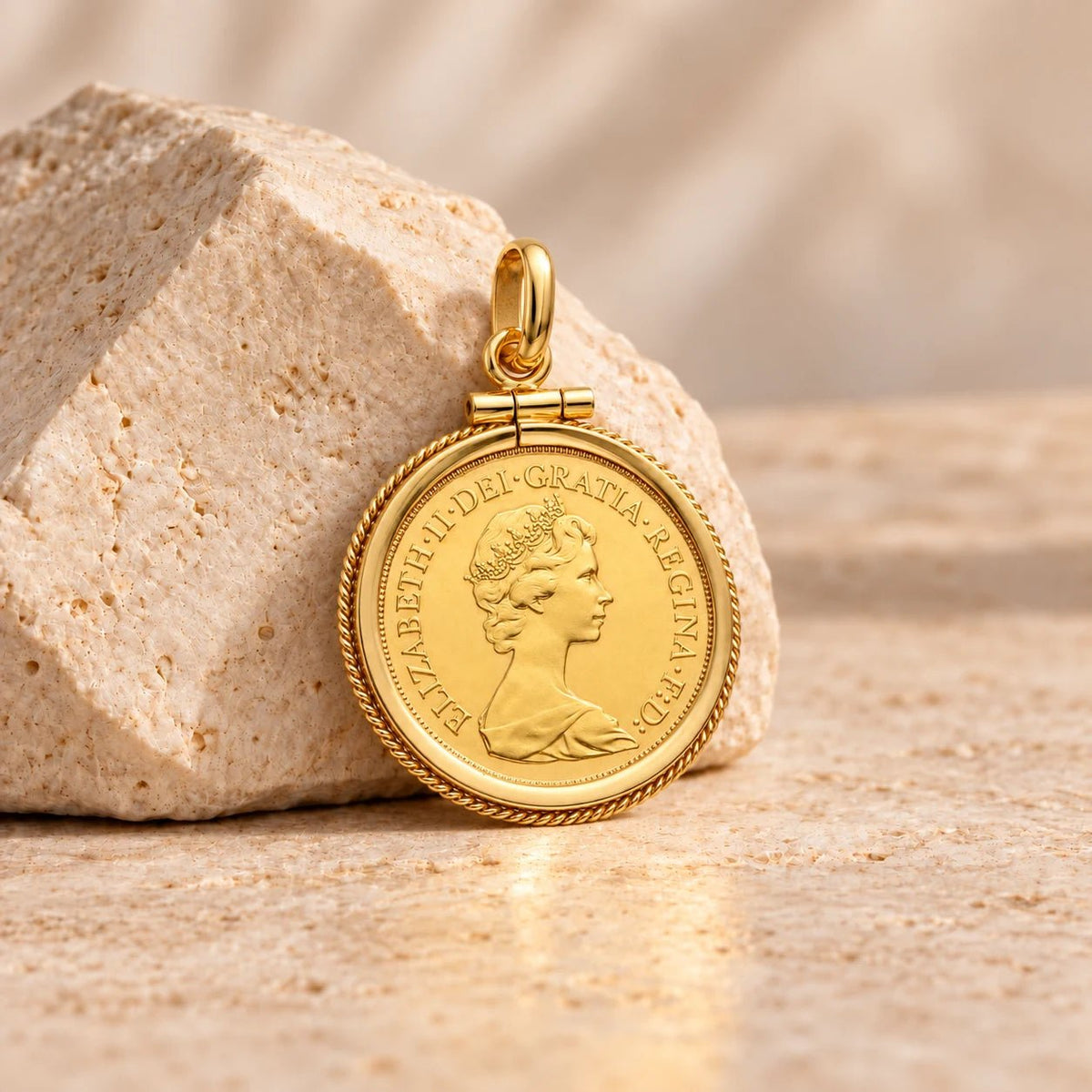 Libra Rainha Isabel II (1979) com Aro Corda em Ouro 19kl - Loja do Ouro