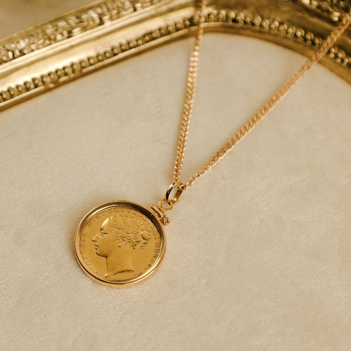 Libra Rainha Victoria (1884) em Ouro de 22kl com Aro Simples em Ouro 19kl - Loja do Ouro