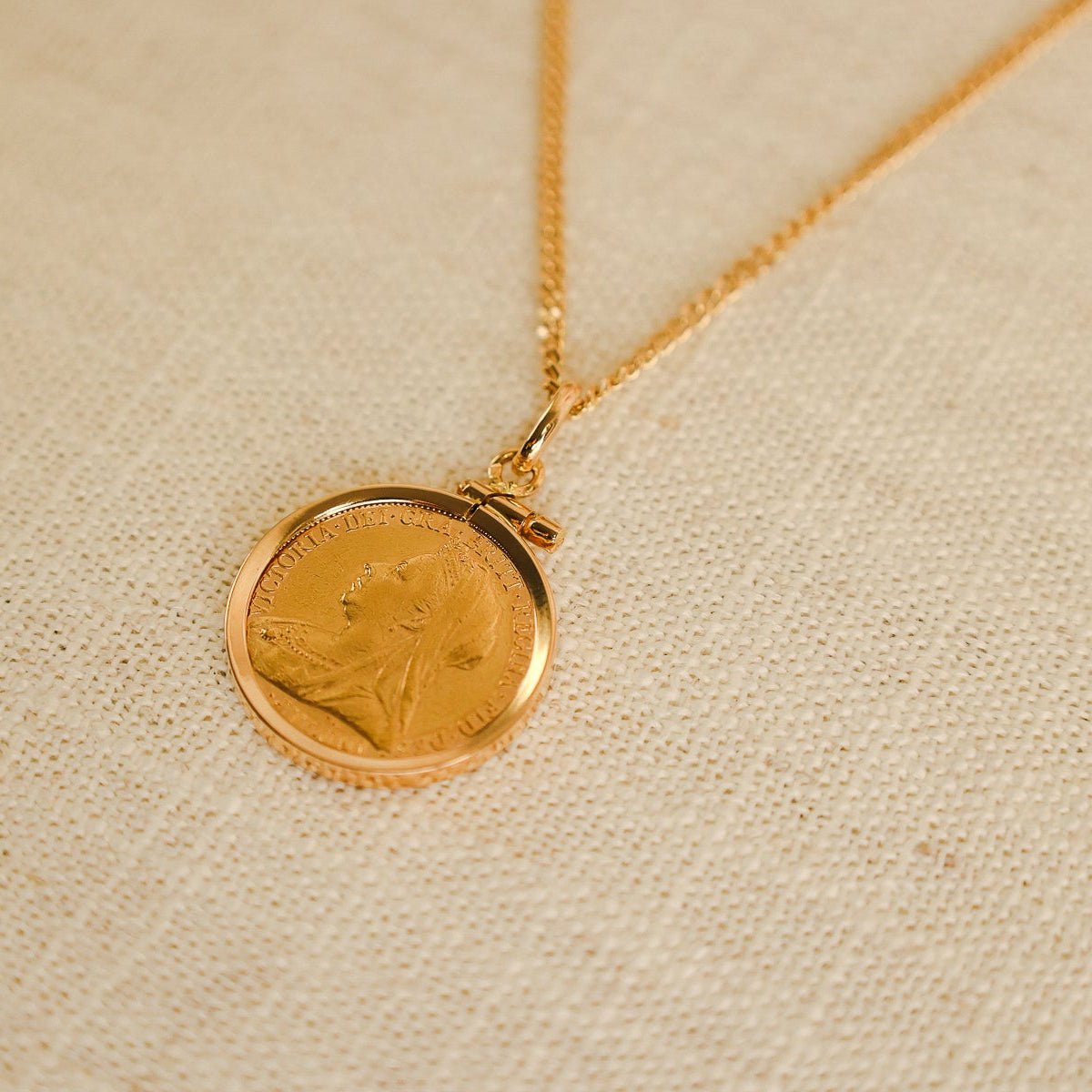 Libra Rainha Victoria (1893) em Ouro de 22kl com Aro Simples em Ouro 19kl - Loja do Ouro
