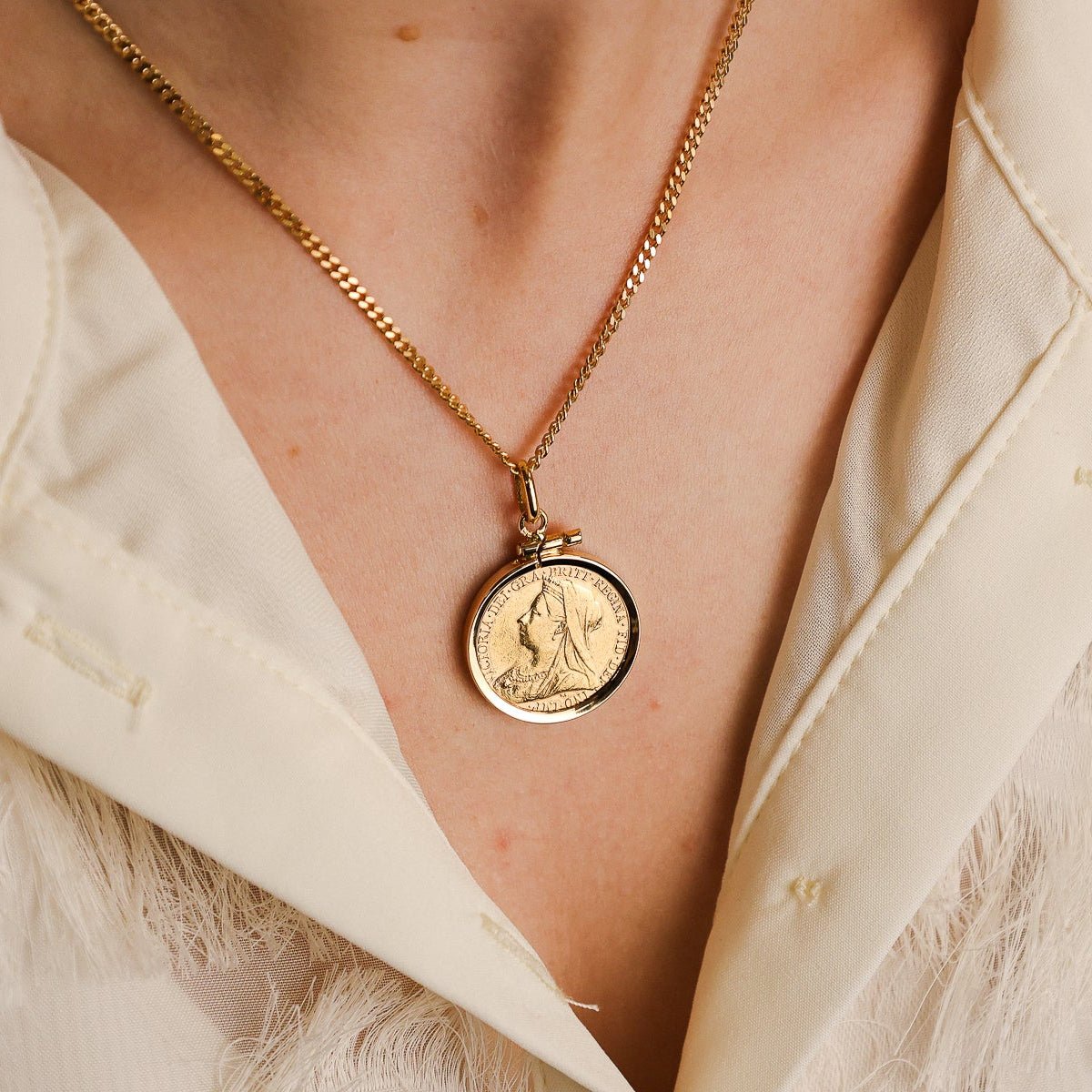 Libra Rainha Victoria (1897) em Ouro de 22kl com Aro Simples em Ouro 19kl - Loja do Ouro