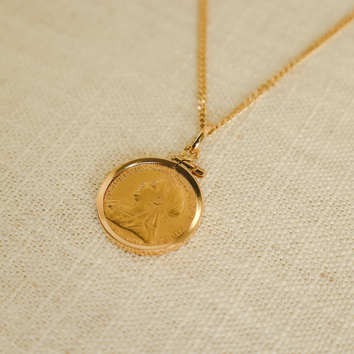 Libra Rainha Victoria (1897) em Ouro de 22kl com Aro Simples em Ouro 19kl - Loja do Ouro
