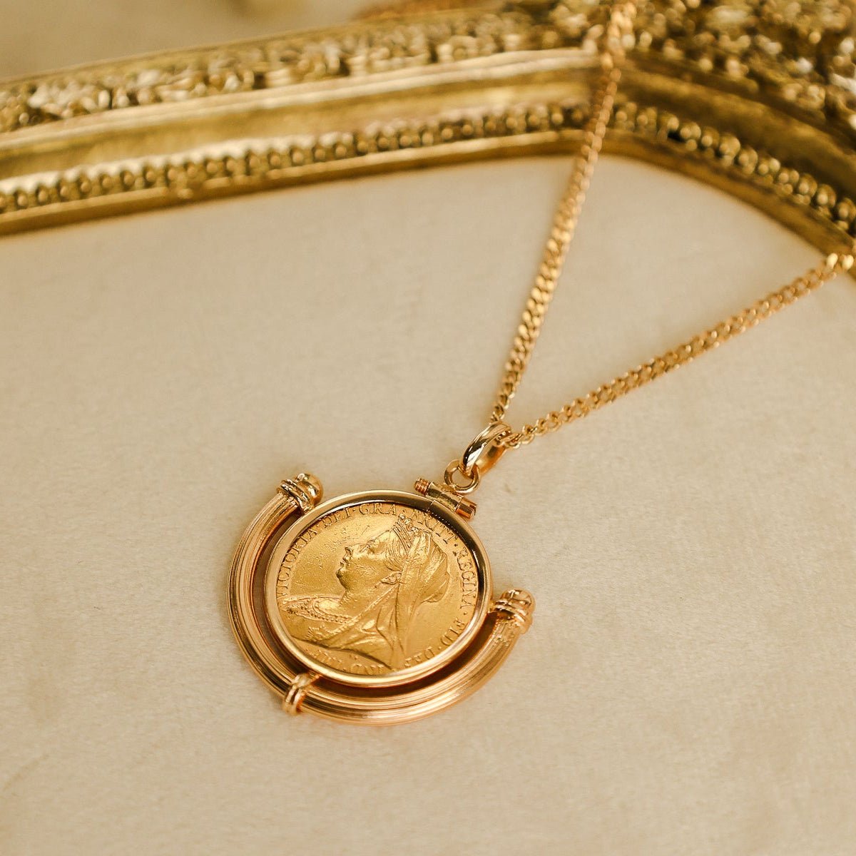 Libra Rainha Victoria (1898) em Ouro 22kl com Aro Meia Lua em Ouro 19kl - Loja do Ouro