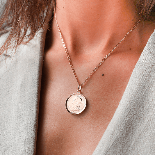 Libra Rainha Victoria (1900) com Aro Simples em Ouro 19kl - Loja do Ouro