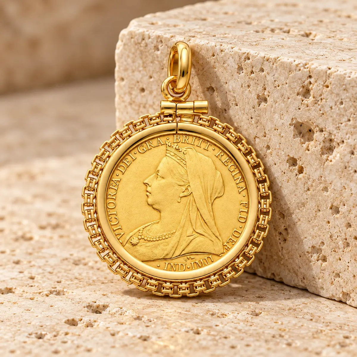 Libra Rainha Vitória (1900) com Aro Trabalhado em Ouro 19kl - Loja do Ouro