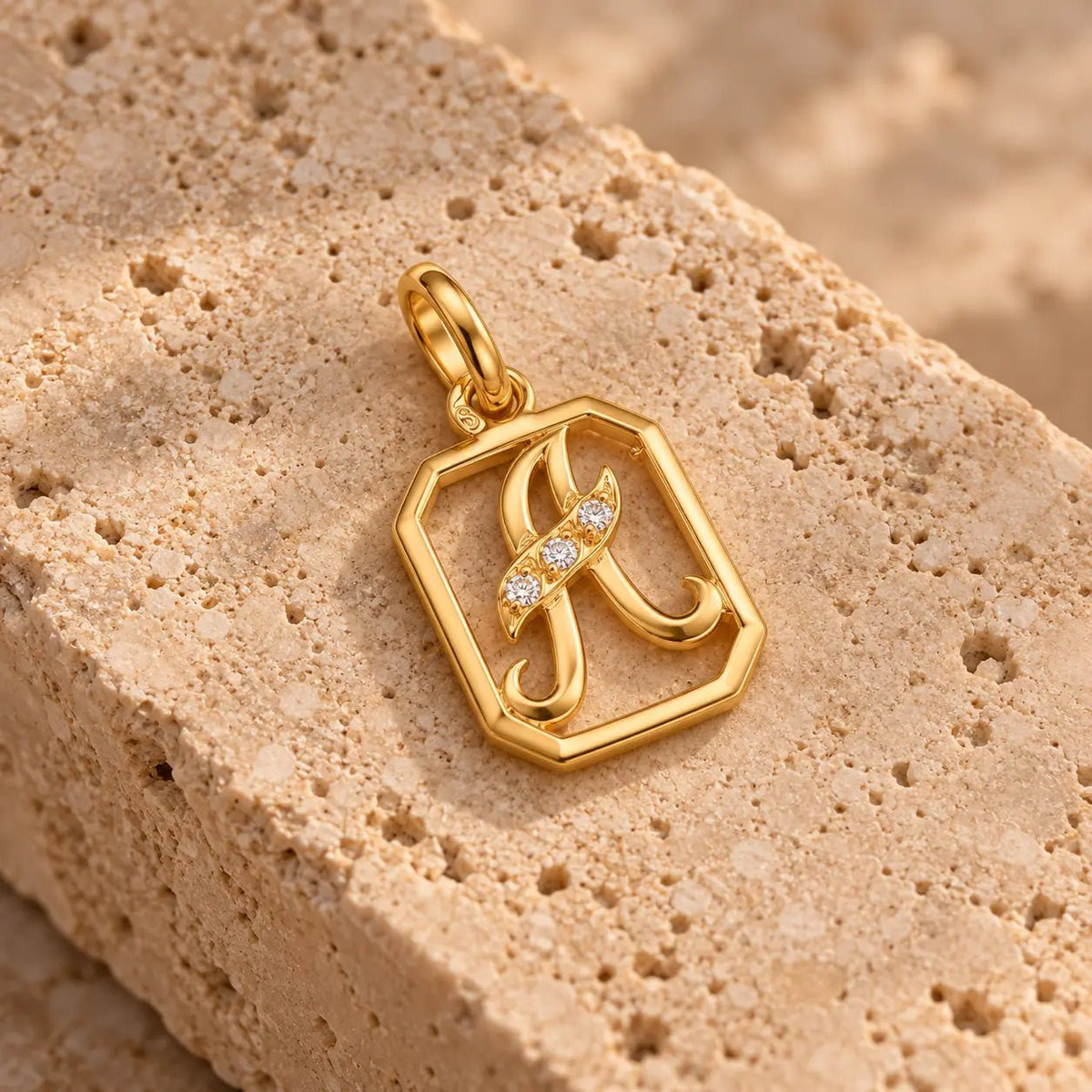 Medalha com Letra A e Zircónias em Ouro 19kl (1,4cm) - Loja do Ouro