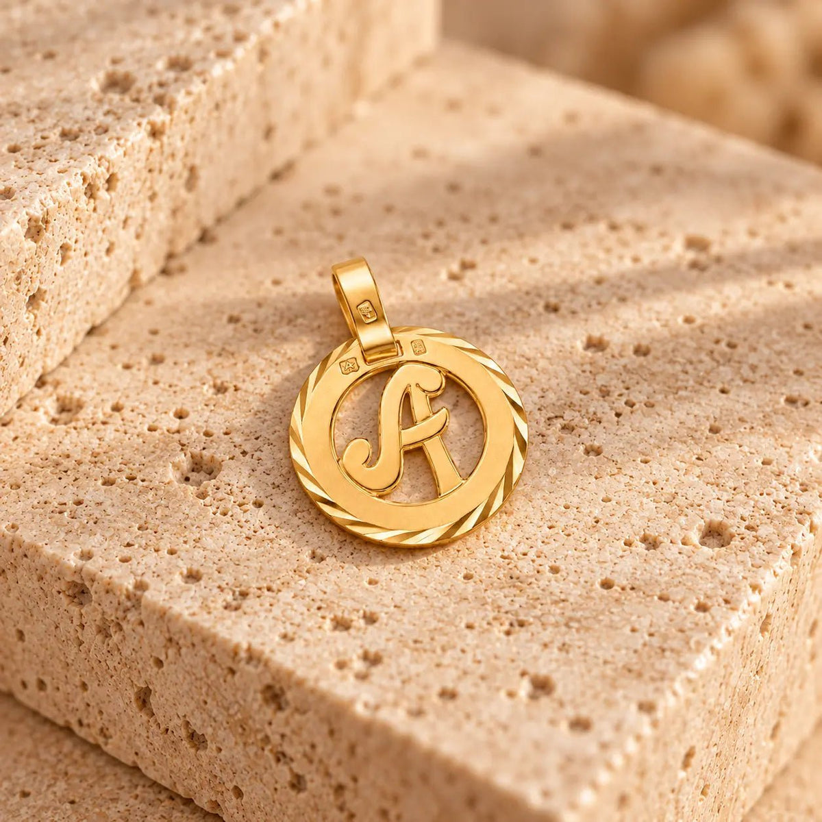 Medalha com Letra A em Ouro 19kl (1,3cm) - Loja do Ouro