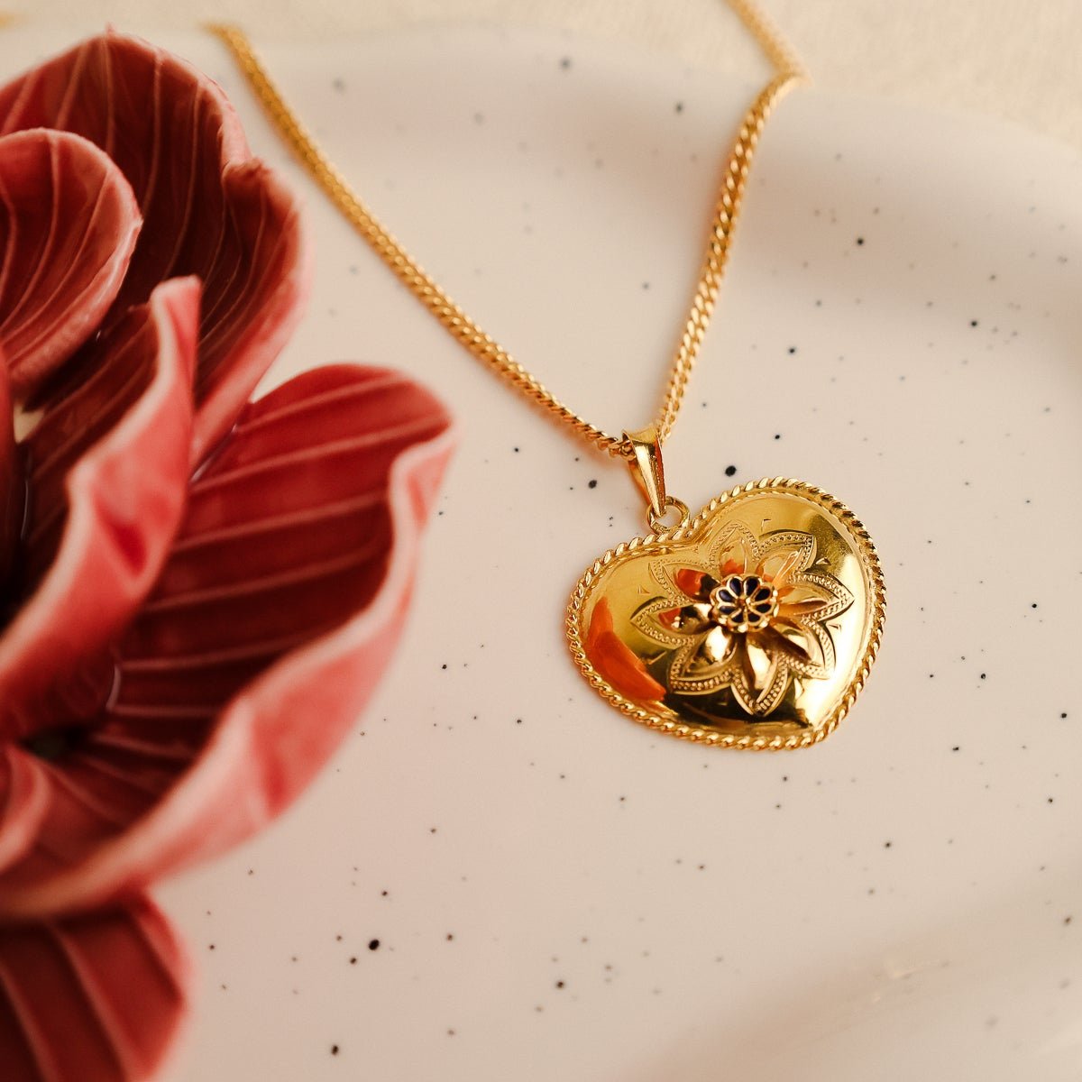 Medalha Coração em Ouro 19kl com Flor (2.36cm) - Loja do Ouro