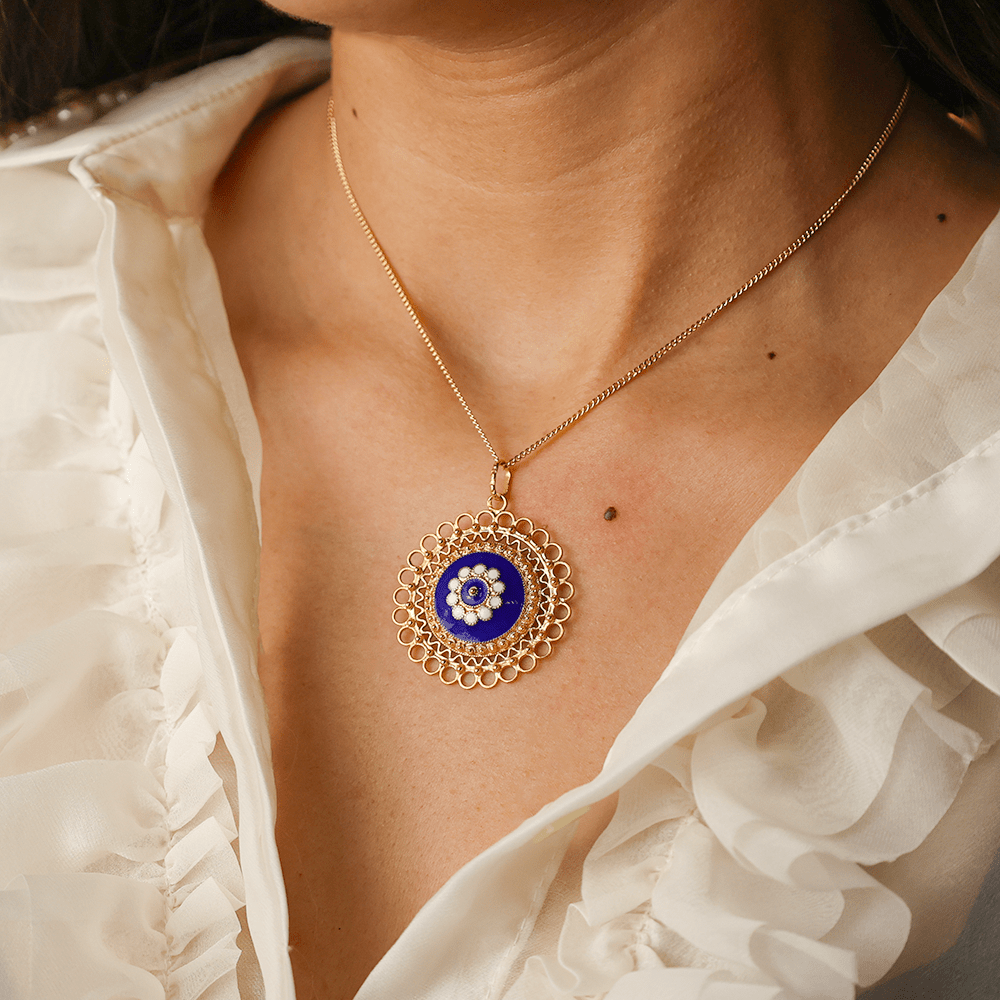 Medalha em Ouro 19kl com Caramujos e Esmalte Azul e Branco - Loja do Ouro