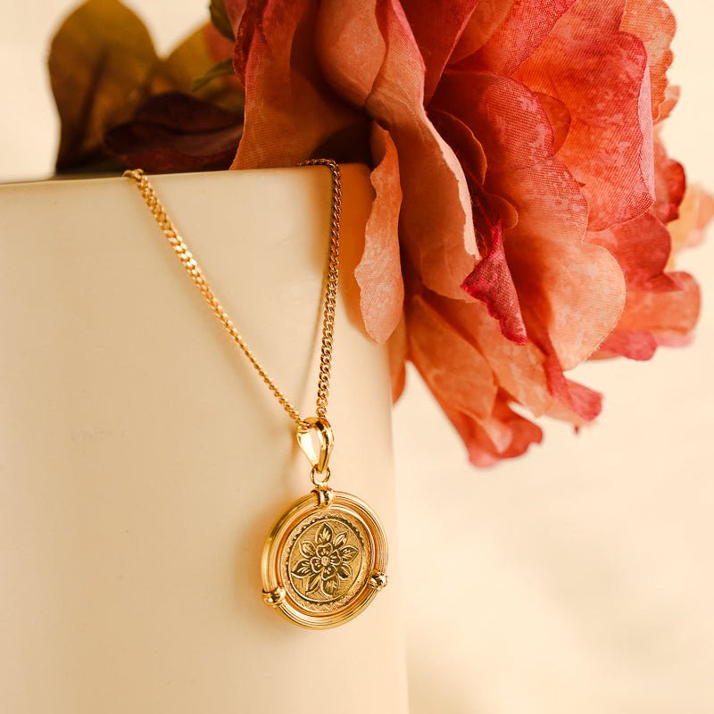 Medalha em Ouro 19kl com Flor Lapidada (2.4cm) - Loja do Ouro