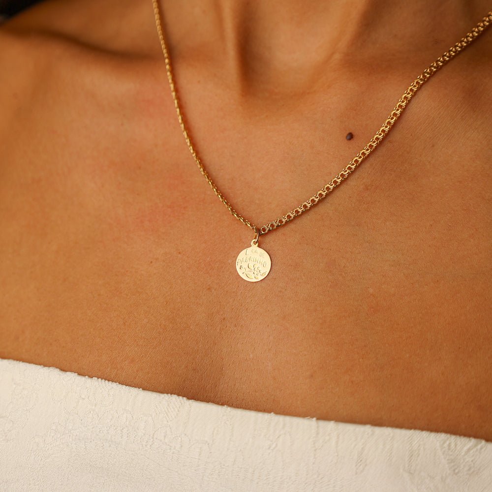 Medalha "Lça de Padrinho" em Ouro 19kl com Motivos Florais (0.6cm) - Loja do Ouro