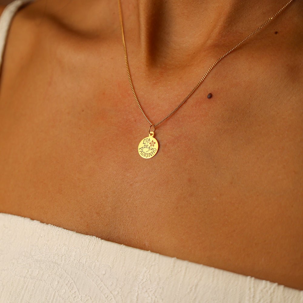 Medalha "Lça de Padrinho" em Ouro 19kl com Motivos Florais (1cm) - Loja do Ouro