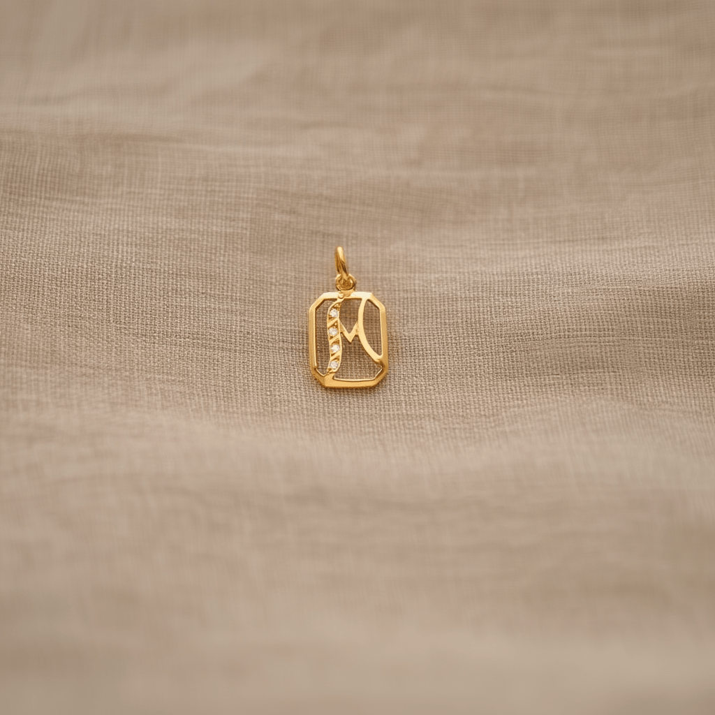 Medalha Letra M em Ouro de 19kl com Zircónias (1.4cm) - Loja do Ouro