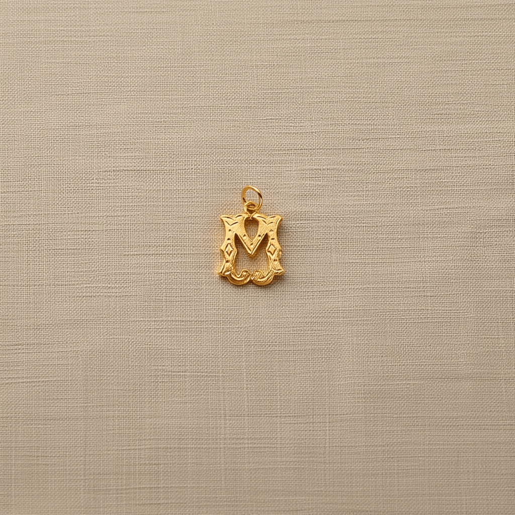 Medalha Letra M Raiada em Ouro de 19kl (1.4cm) - Loja do Ouro