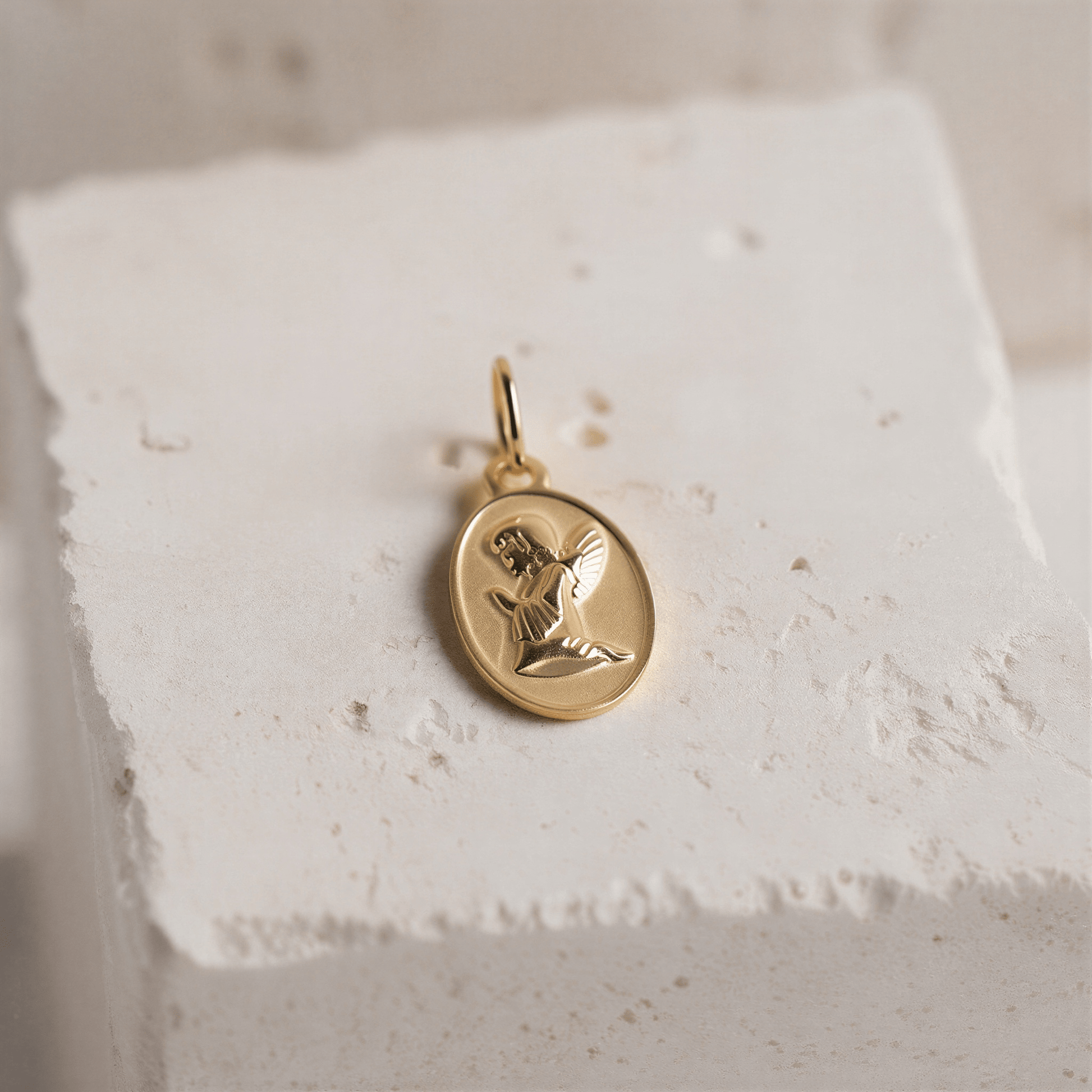 Medalha Oval com Anjo da Guarda em Ouro de 19kl - Loja do Ouro