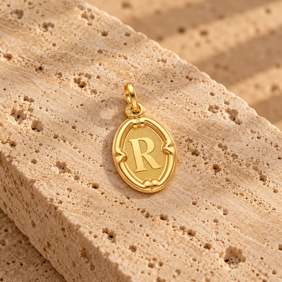 Medalha Oval com Letra R em Ouro 19kl (1,2cm) - Loja do Ouro