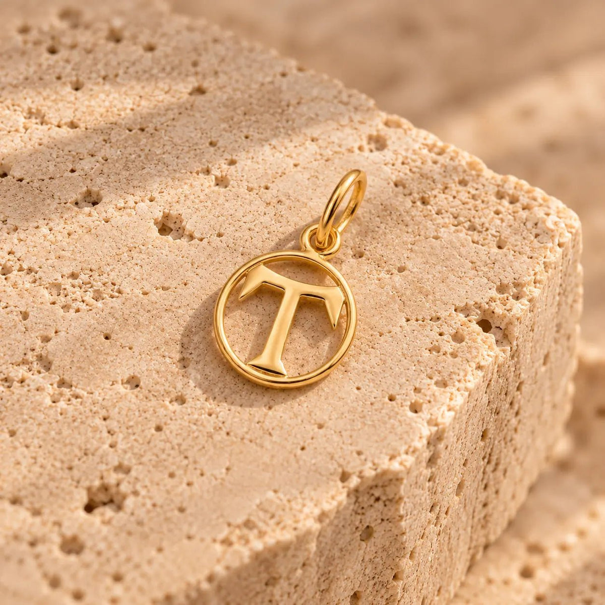 Medalha Oval com Letra T em Ouro 19kl (1,28cm) - Loja do Ouro