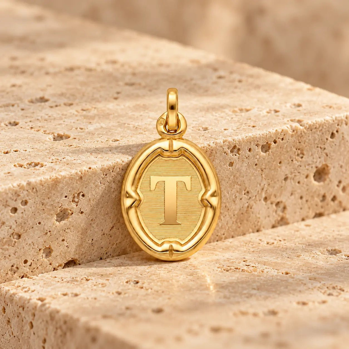 Medalha Oval com Letra T em Ouro 19kl (2,2cm) - Loja do Ouro