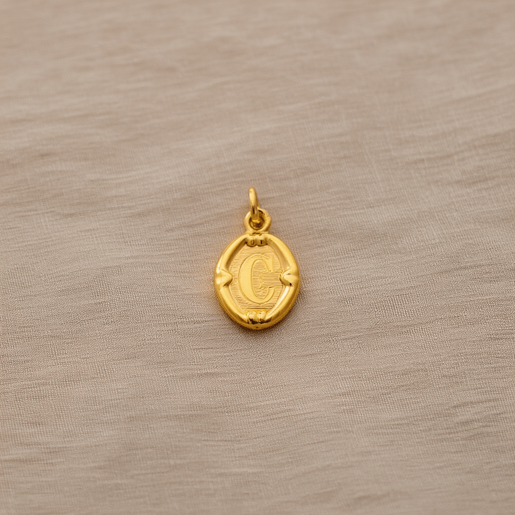 Medalha Oval em Ouro 19kl com Letra C (1.2cm) - Loja do Ouro