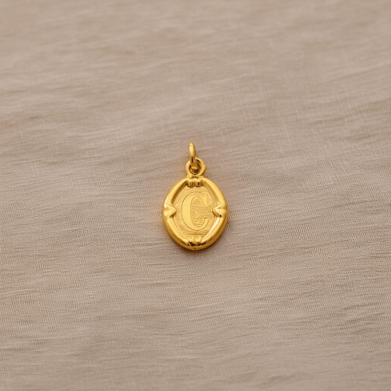 Medalha Oval em Ouro 19kl com Letra C (1.2cm) - Loja do Ouro
