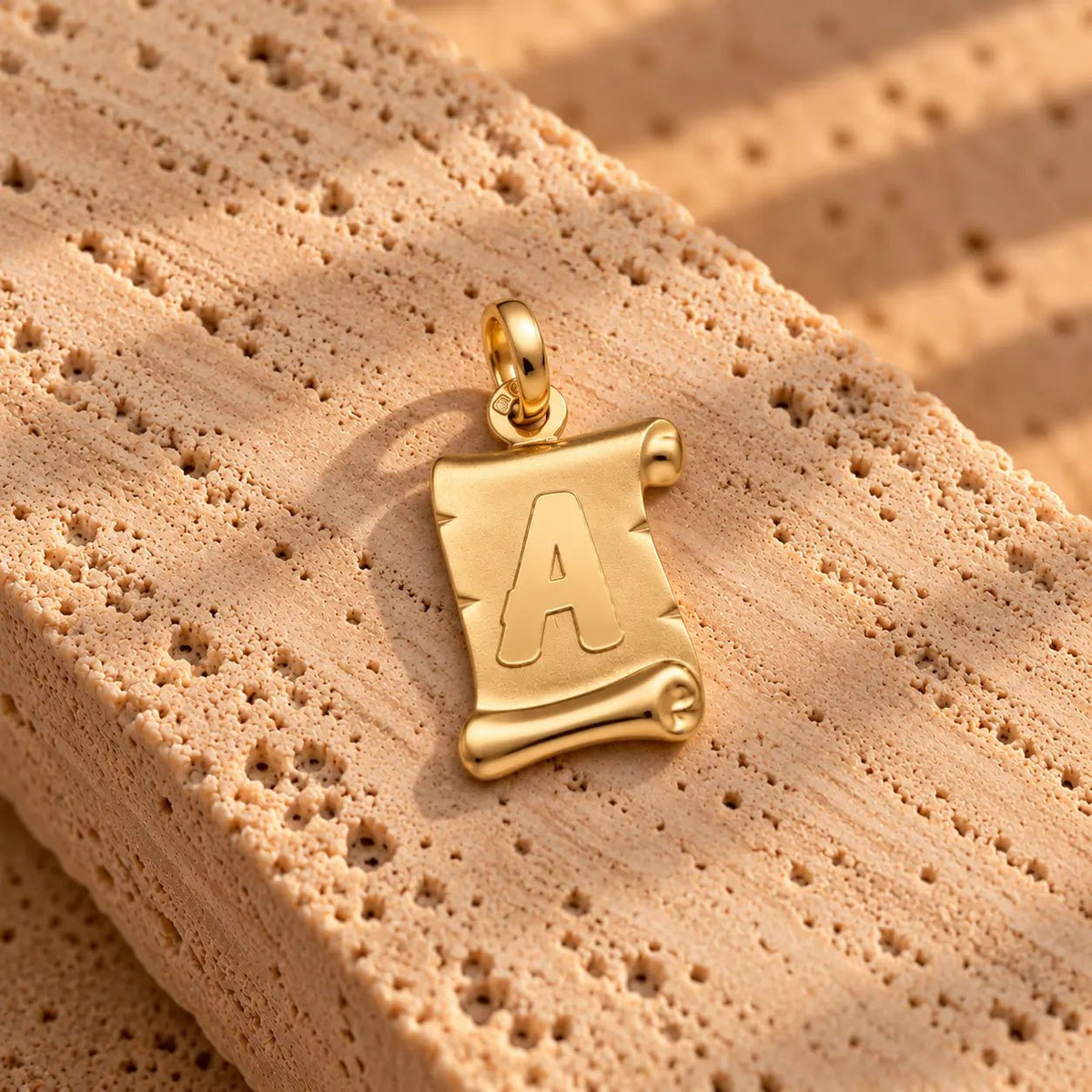 Medalha Papiro com Letra A em Ouro 19kl (1,71cm) - Loja do Ouro