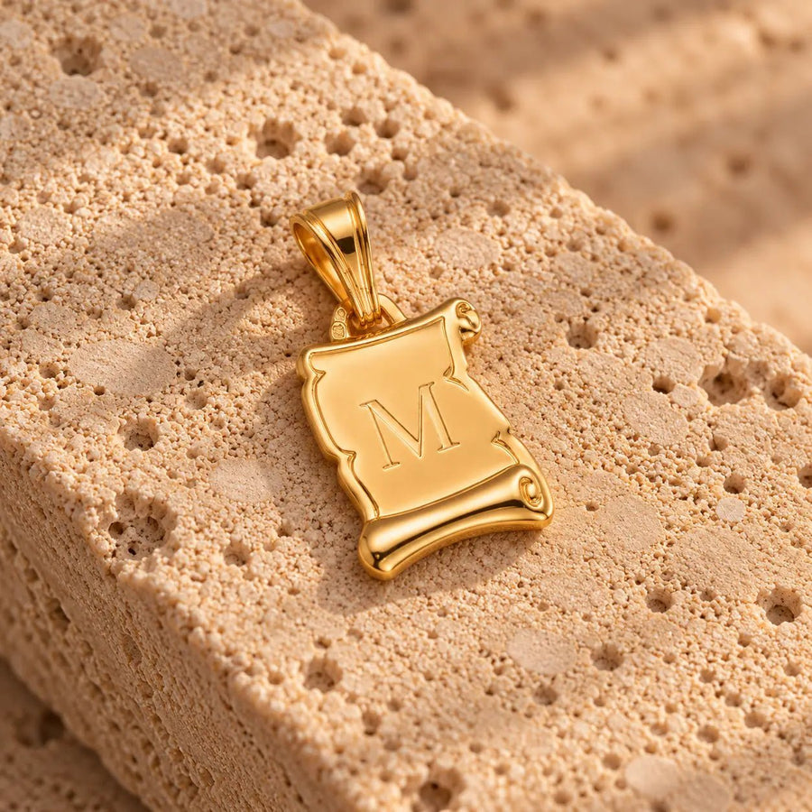 Medalha Papiro com Letra M em Ouro 19kl (1,49cm) - Loja do Ouro