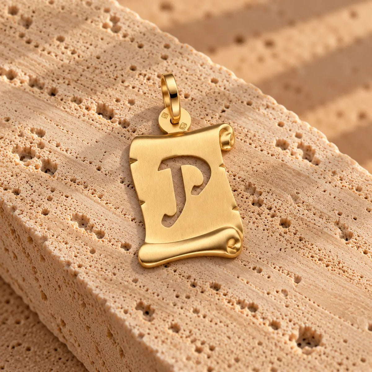 Medalha Papiro com Letra P Vazada em Ouro 19kl (1,71cm) - Loja do Ouro