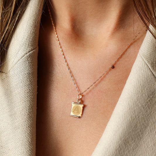 Medalha Papiro em Ouro 19kl com Letra - Loja do Ouro