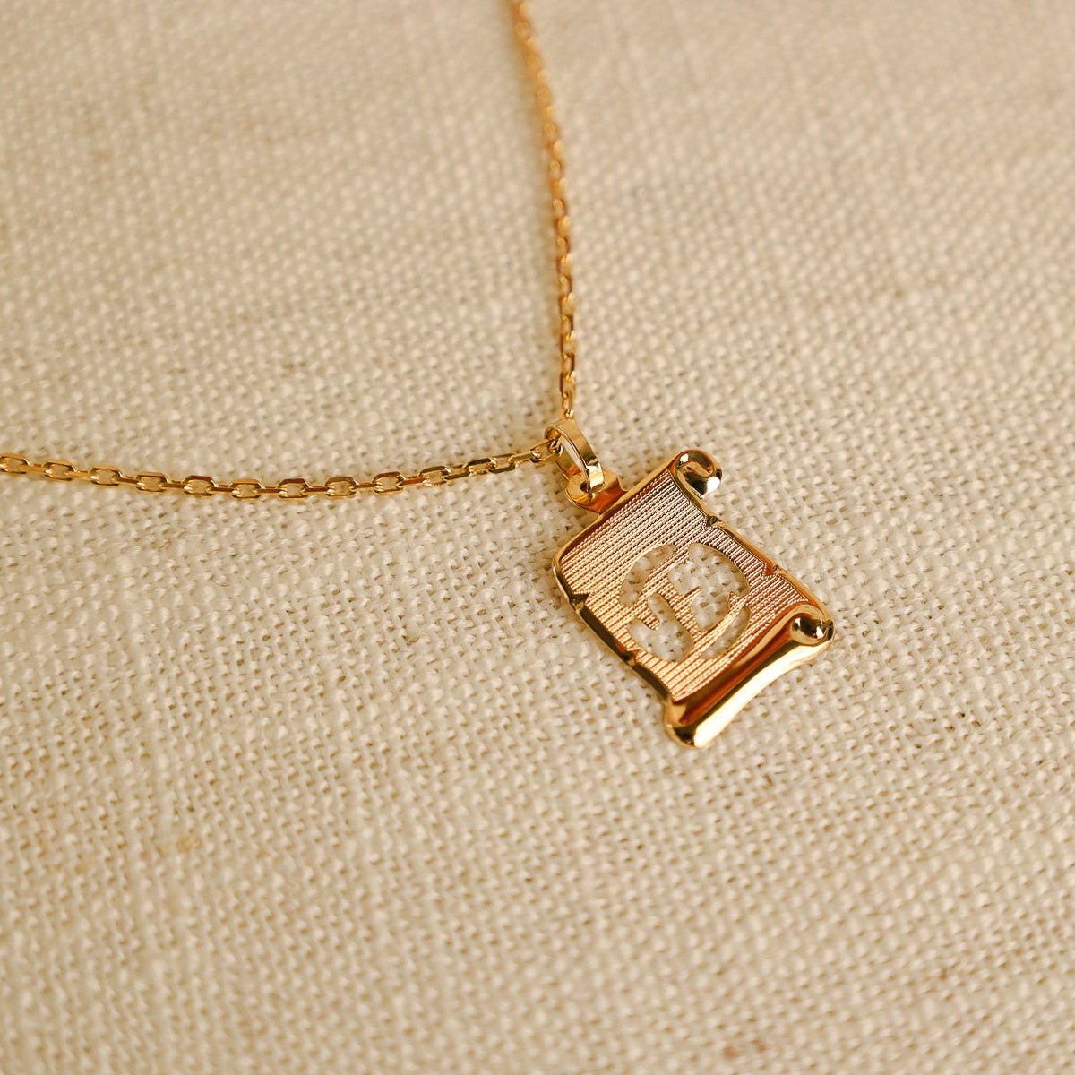 Medalha Papiro em Ouro 19kl com Letra E (1.74cm) - Loja do Ouro