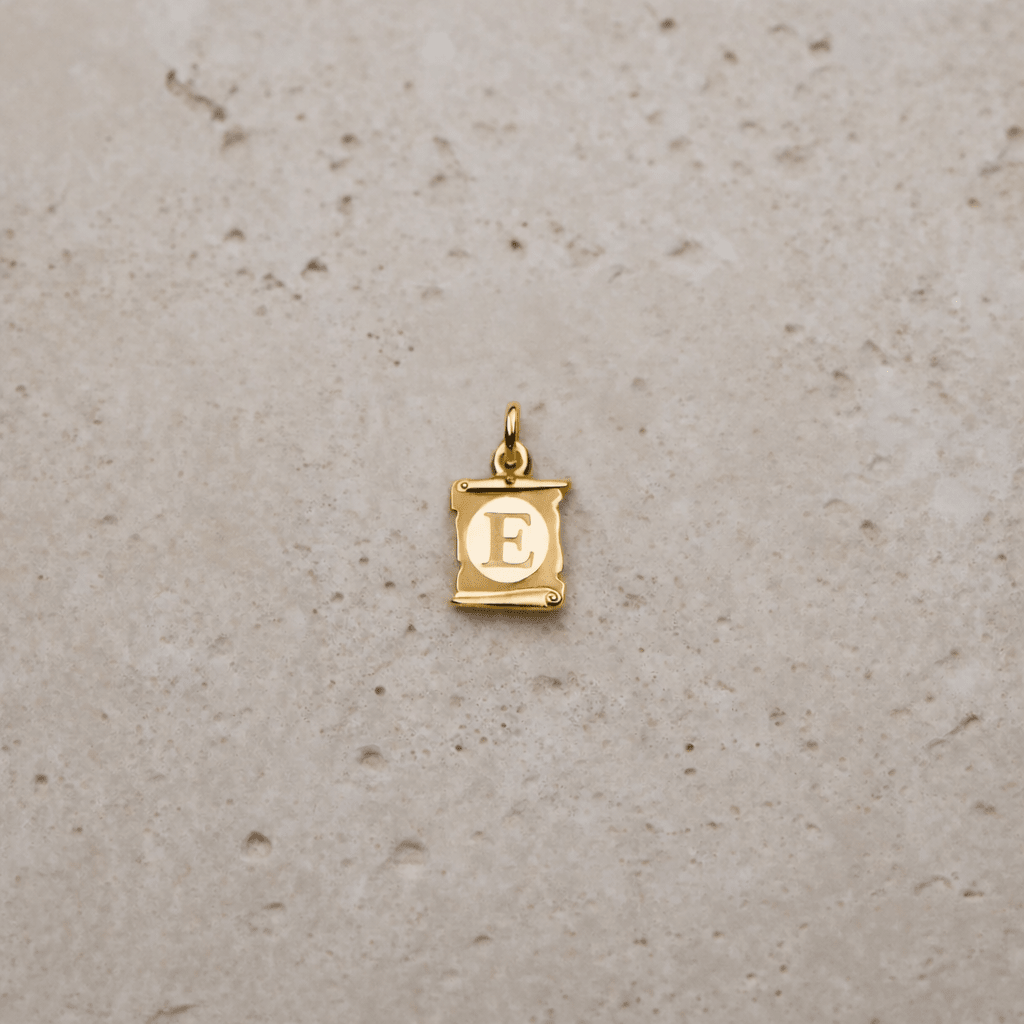 Medalha Papiro Letra “E” em Ouro 19kl (1.2cm) - Loja do Ouro