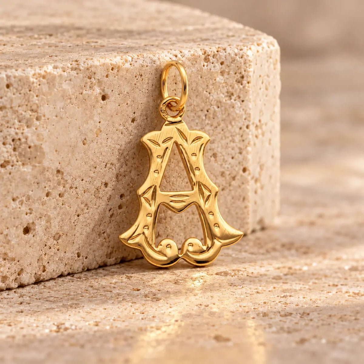 Medalha Raiada com Letra A em Ouro 19kl (1.7cm) - Loja do Ouro