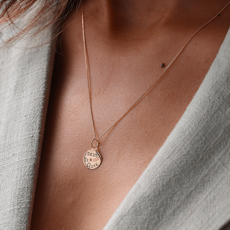 Medalha Redonda "Deus te Guie" em Ouro 19kl (1.1cm) - Loja do Ouro