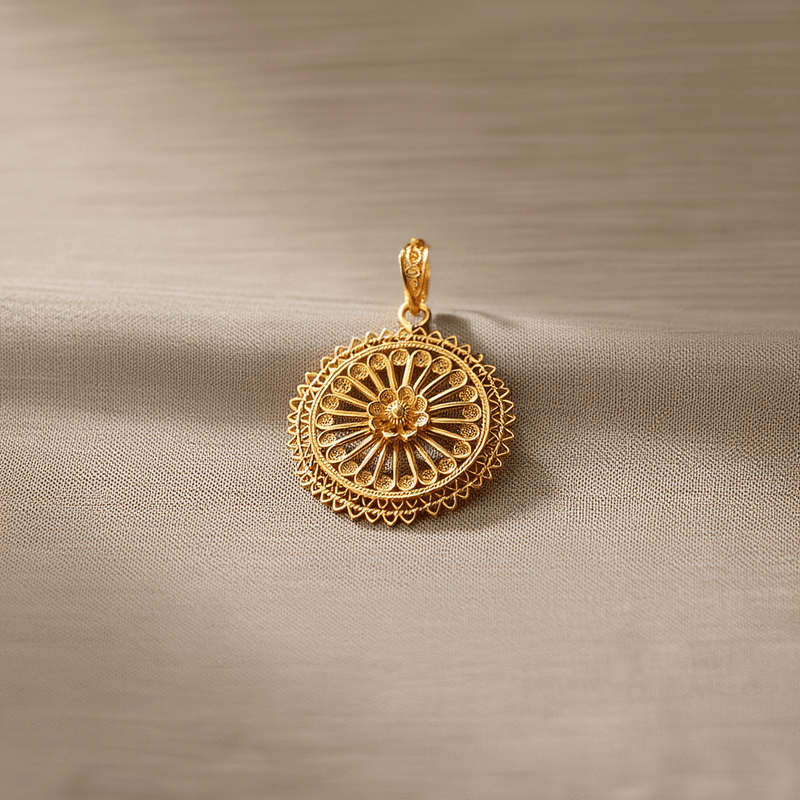 Medalha Rendilhada em Ouro de 19kl com Flor (2.7cm) - Loja do Ouro