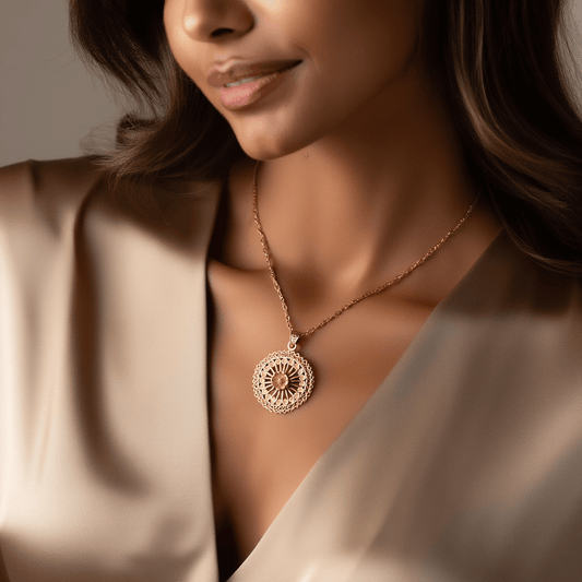 Medalha Rendilhada em Ouro de 19kl com Flor (2.7cm) - Loja do Ouro