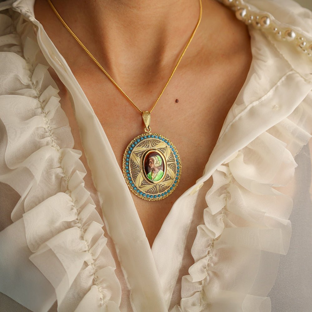 Medalla de filigrana en oro 19kl con camafeo y turquesa - Gold Shop