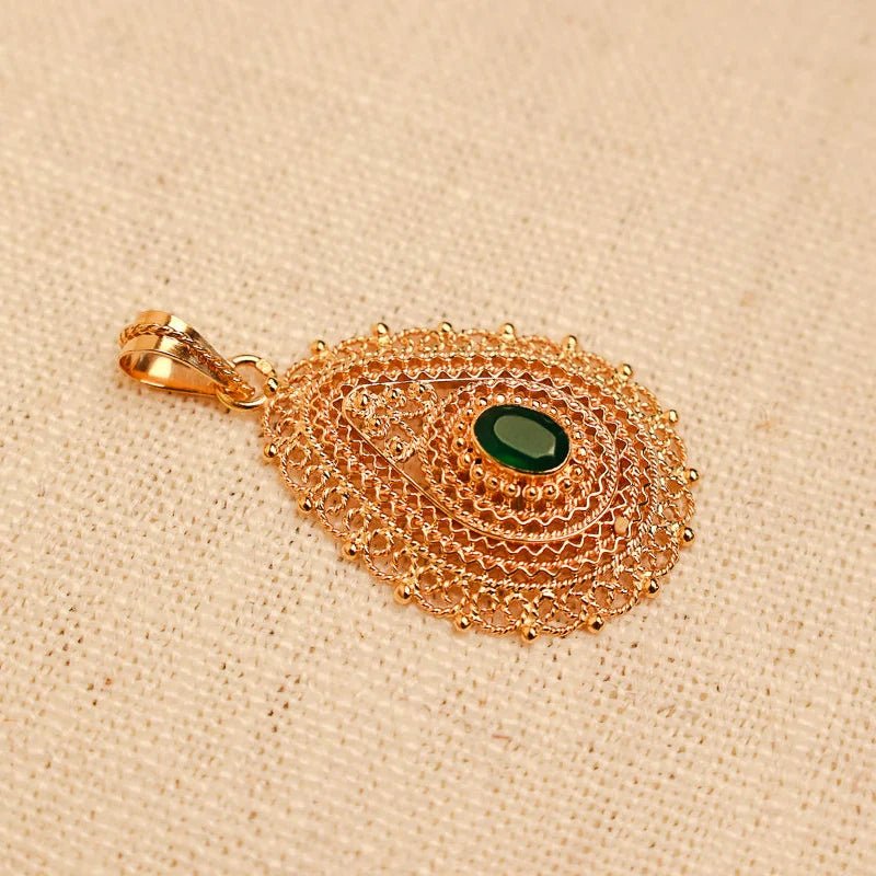 Medalhão Filigrana em Ouro 19kl com Pedra Verde (3.4cm) - Loja do Ouro