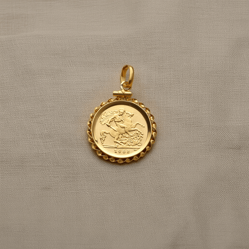 Meia Libra Rainha Elizabeth II (1982) em Ouro 22kl com Aro Torcido em Ouro de 19kl - Loja do Ouro