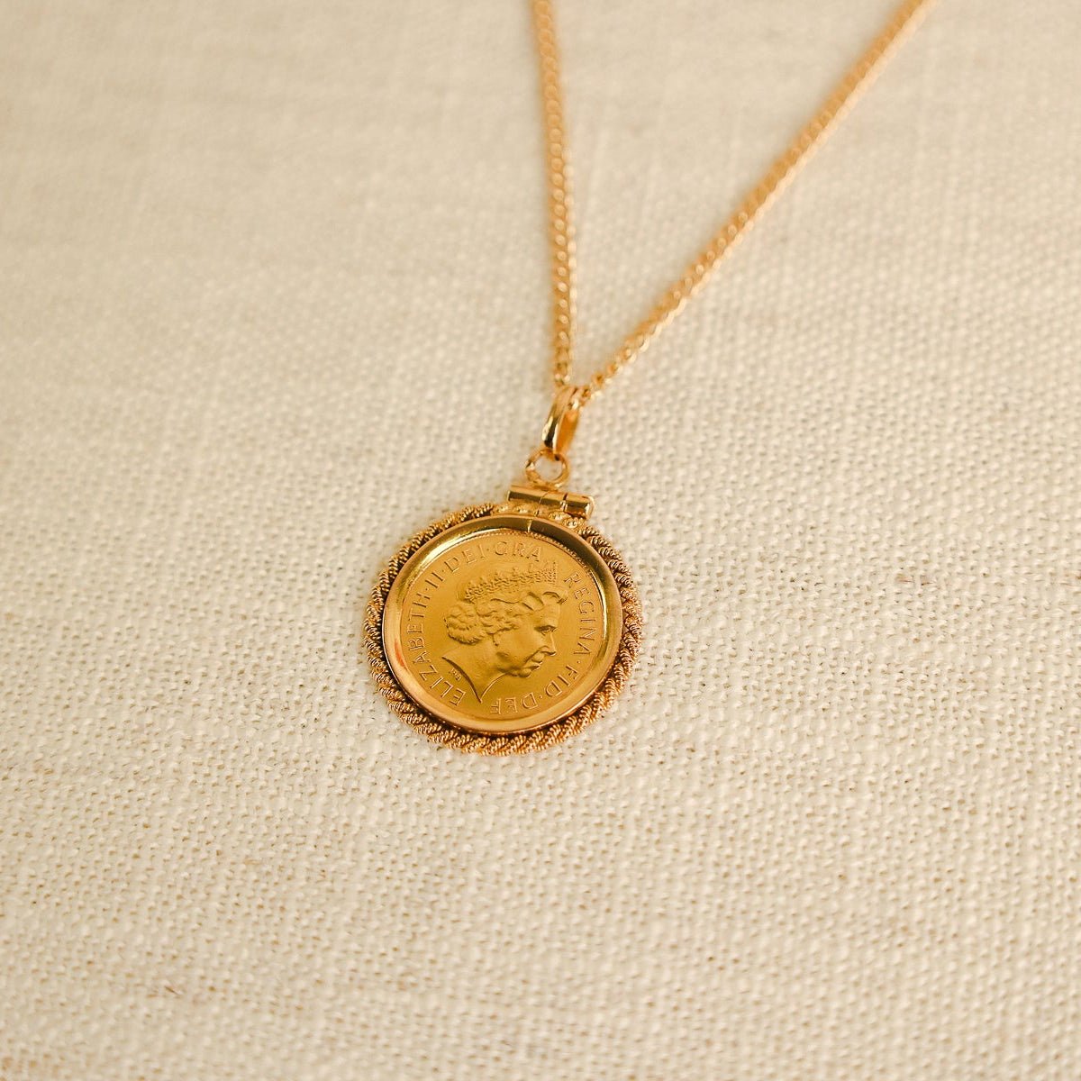 Meia Libra Rainha Isabel II (2000) em Ouro de 22kl com Aro Corda em Ouro de 19kl - Loja do Ouro
