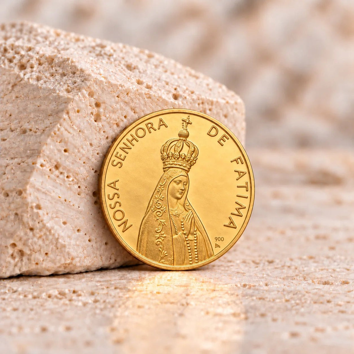 Medalha comemorativa em ouro dedicada a Nossa Senhora de Fátima e aos cinquenta anos das Aparições.