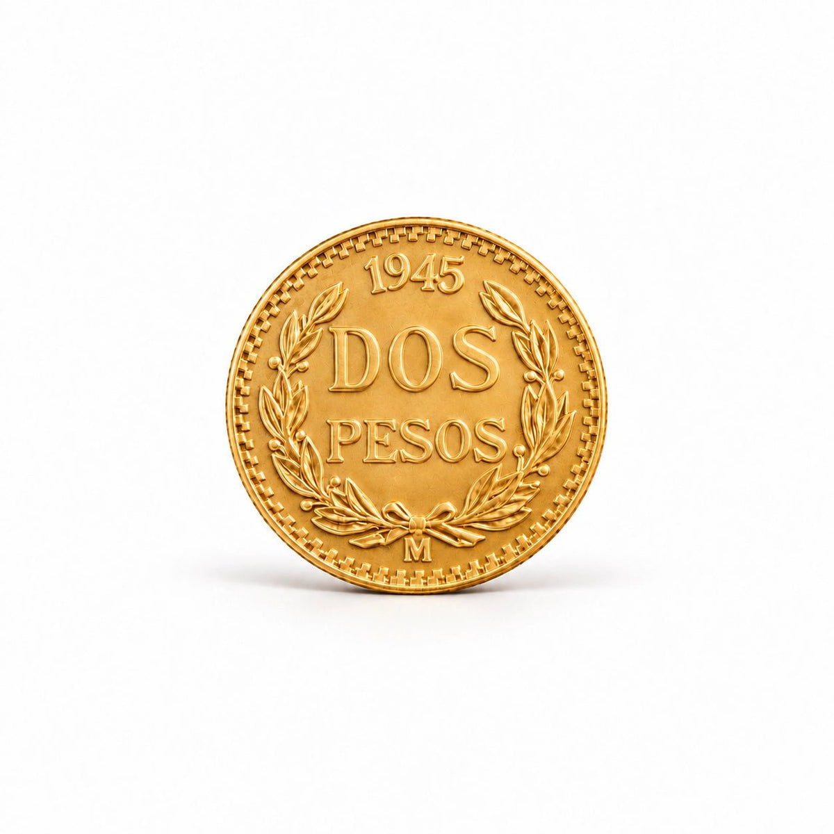 Moeda de 2 pesos mexicanos em ouro, com inscrição Dos Pesos e data 1945, sobre fundo branco
