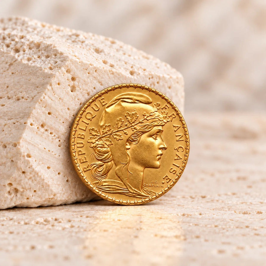 Moeda de 20 francos Marianne e Galo em ouro 900 milésimas, da tradição numismática francesa.