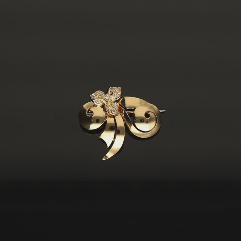 Alfinete de Peito Floral em Ouro de 19.2kl, cravejado de Diamantes  Peso : 9.72gr  Dimensões: 3.5cm x 3.1cm  Contraste: Cabeça de Veado (800) e Cabeça de Galo (Certificação Pedras Preciosas)  *Ouro Usado Premium