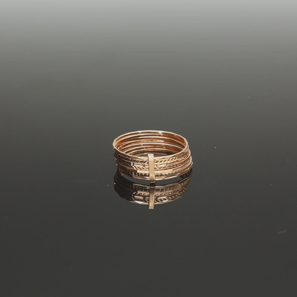 Anel Sete Escravas em Ouro de 19.2kl com aros lapidados  O Anel Sete Escravas em Ouro de 19.2kl com Aros Lapidados é uma peça de joalharia que combina a beleza atemporal do ouro com um design lapidado que adiciona um toque de sofisticação. Esta peça é uma declaração de elegância e estilo.