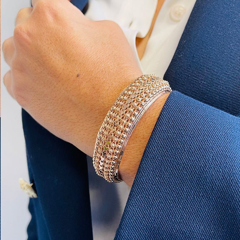 Pulsera ancha de alfombra en oro 19kl con caracoles - Gold Store Premium